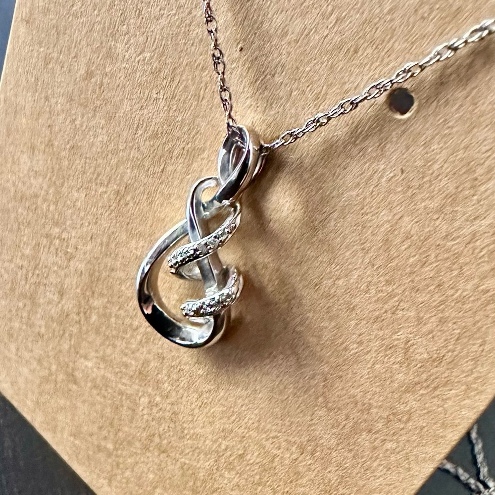 Beautiful Pendant - Picture 4 of 6